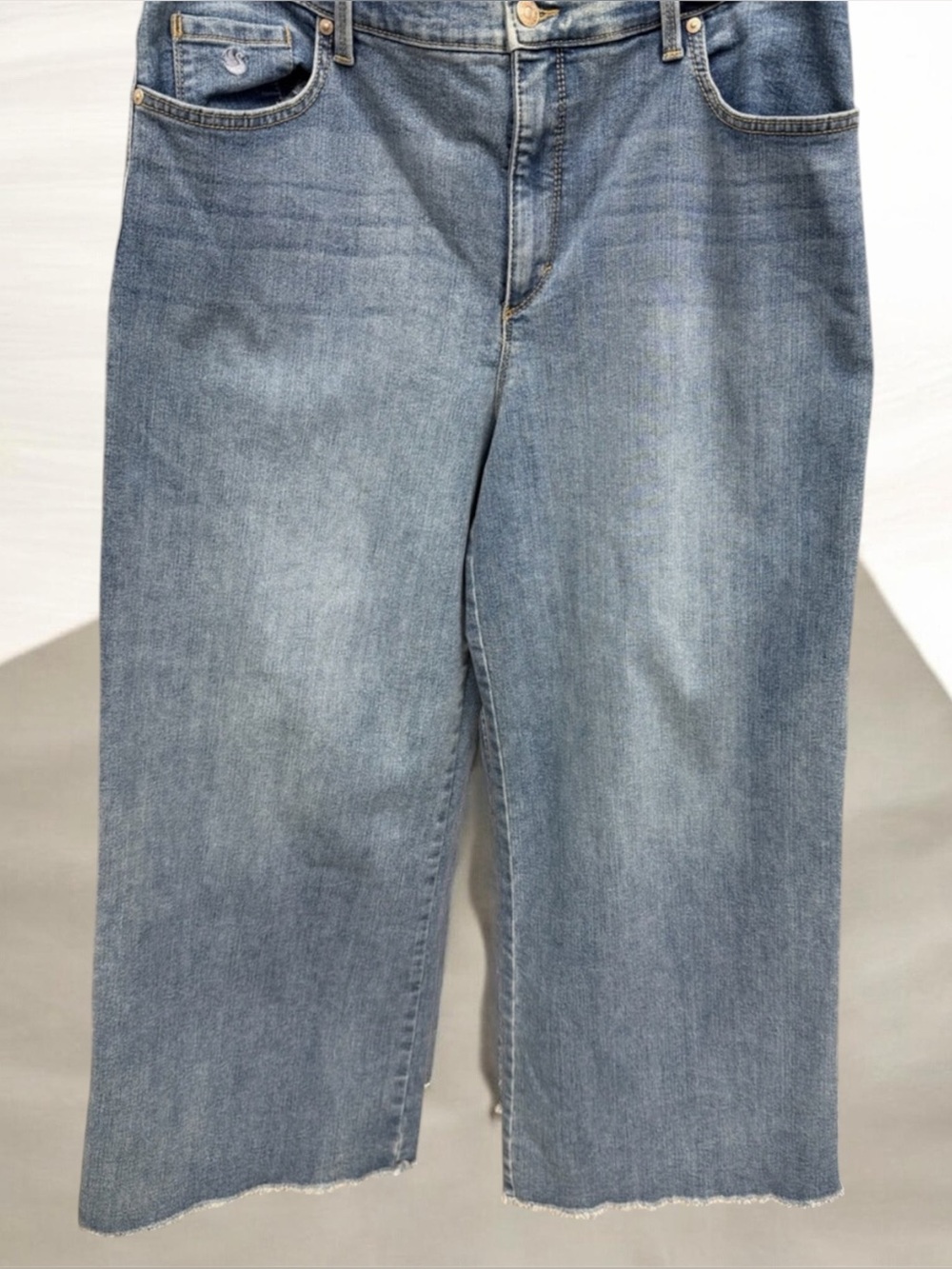 Gloria Vanderbilt Light Wash Cropped Wide Leg Jeans